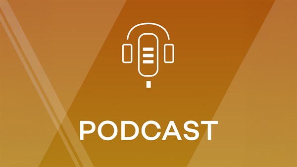 Grafika s natpisom Podcast, označava audio mod s toplim, intimnim zvukom usmjerenim prema instrument ploči.


