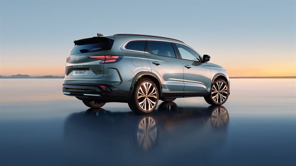 Renault Espace full hybrid E-Tech parkiran pri zalasku sunca

