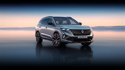 Vozilo Renault Espace sive bojene parkirano u studijskom prostoru.
