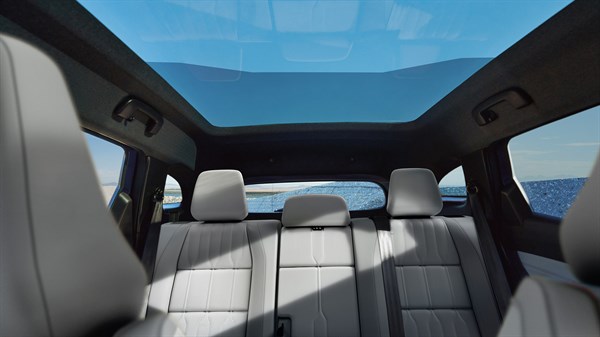 Unutrašnjost vozila Espace s panoramskim staklenim krovom i prirodnim osvjetljenjem