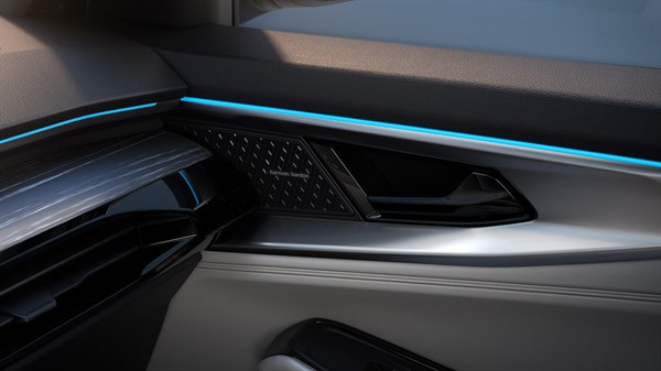 Detalj unutrašnjosti vozila Espace s Harman Kardon sustavom zvuka i ambijentalnim osvjetljenjem