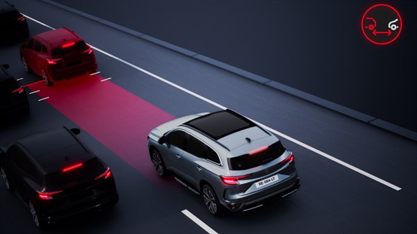 Vozilo Espace s prikazom pametnog adaptivnog tempomata i zadržavanja vozila u sredini voznog traka