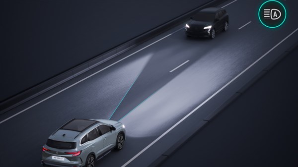 Vozilo Espace s LED matrix vision svjetlima tijekom noćne vožnje