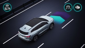 Vozilo Renault Espace full hybrid E-Tech u vožnji, prikaz sustava pomoći u vožnji s grafikom na cesti

