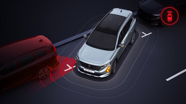 Vozilo Renault Espace full hybrid E-Tech koristi prednje parkirne senzore za manevriranje između vozila.


