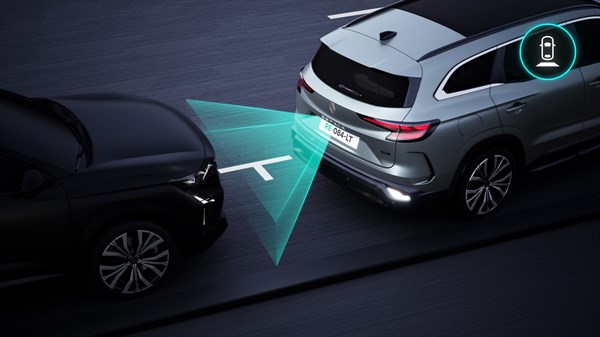Vozilo Renault Espace full hybrid E-Tech prikazuje pogled unatrag pomoću digitalne kamere pri manevriranju između parkiranih vozila.


