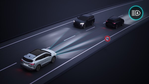 Vozilo Espace full hybrid E-Tech noću s aktivnim LED matrix svjetlima.

