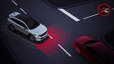 Renault Espace E-Tech full hybrid Aktivno kočenje pri vožnji kroz raskrižja.

