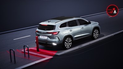 Renault Espace E-Tech full hybrid Automatsko kočenje pri vožnji unatrag.


