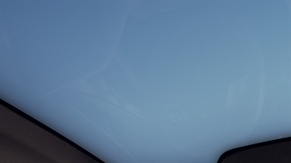 Zatamnjeni panoramski stakleni krov vozila Renault Espace full hybrid E-Tech u potpuno neprozirnom načinu rada.

