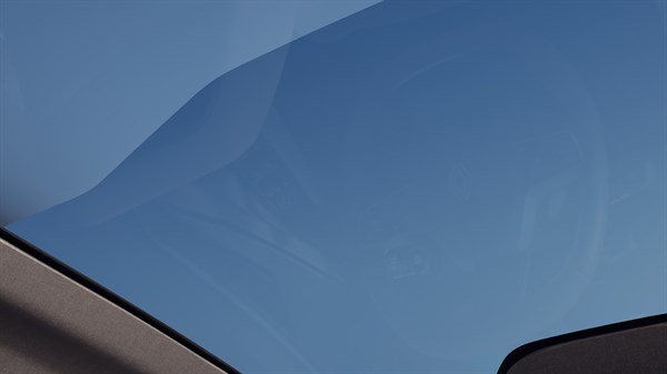 Zatamnjeni panoramski stakleni krov vozila Renault Espace full hybrid E-Tech – stražnji dio krova u neprozirnom načinu rada.

