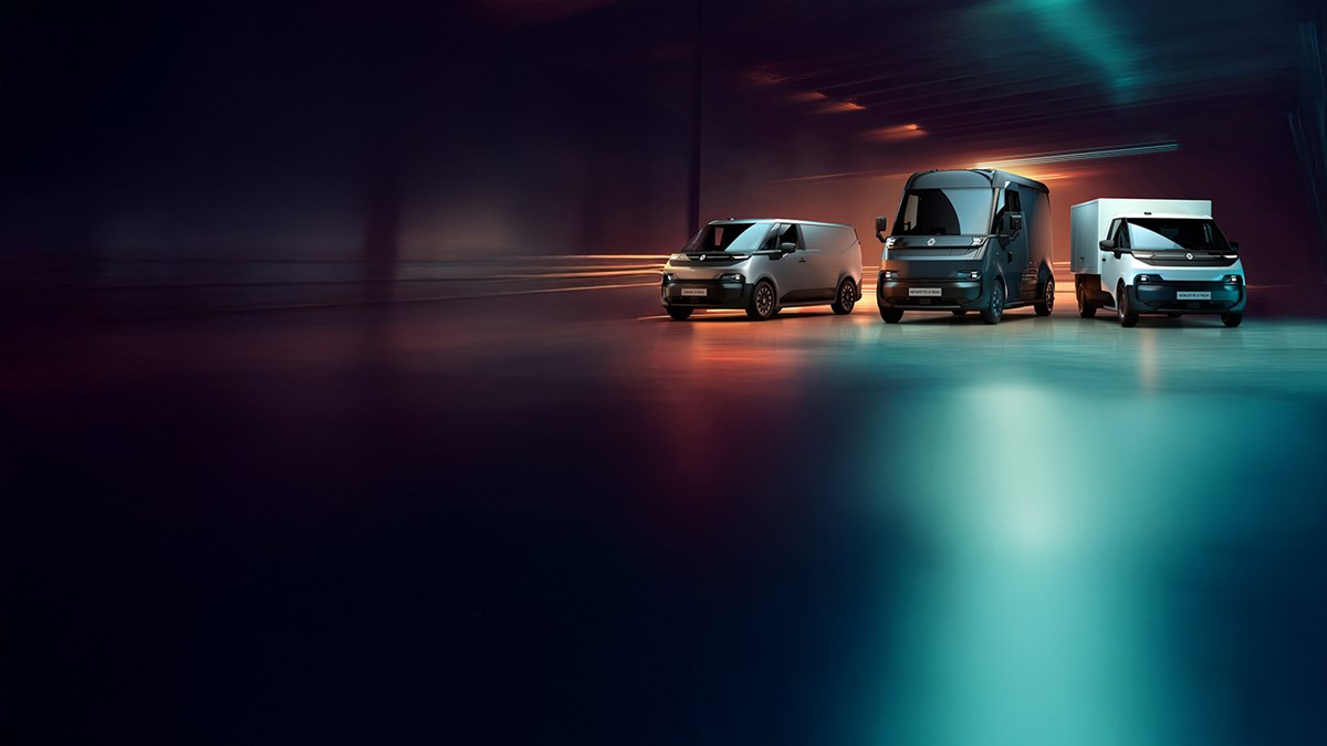 Tri Renault gospodarska vozila (srebrno, tamnosivo i bijelo), parkirana u osvijetljenom skladištu.