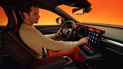Vozač u kabini vozila Megane E-Tech electric upravlja funkcijama putem središnjeg dodirnog zaslona.








