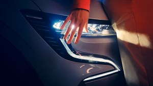 Ruka aktivira prednje svjetlo na vozilu Megane E-Tech electric.








