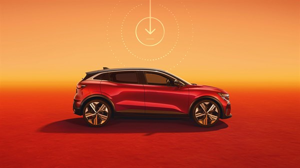 Vozilo Megane E-Tech electric prikazano sa strelicom prema dolje, na narančastoj pozadini.

