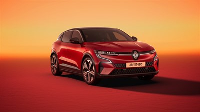 Crveno vozilo Megane E-Tech electric parkirano u studijskom prostoru.