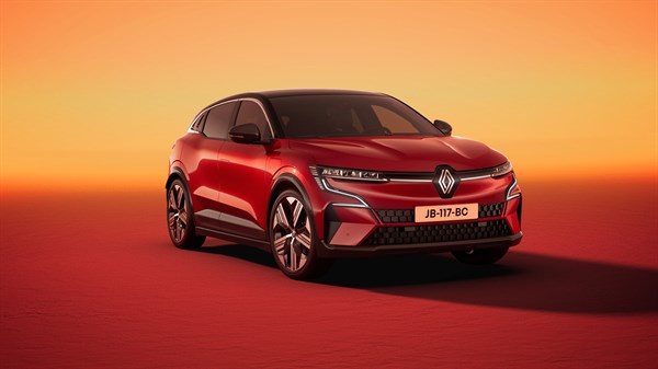 Crveno vozilo Megane E-Tech electric parkirano u studijskom prostoru.


