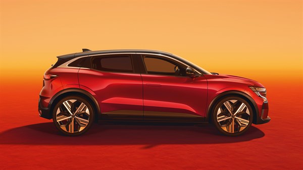 Crveno vozilo Megane E-Tech electric, bočni pogled na narančastoj pozadini.