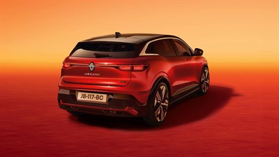 Crveno vozilo Megane E-Tech electric parkirano u studijskom prostoru.

