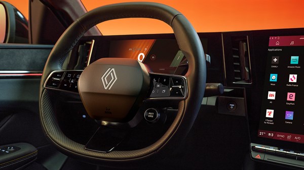 u vozilu Renault Megane E-Tech electric prikaz upravljača s integriranim komandama i digitalnim zaslonom
