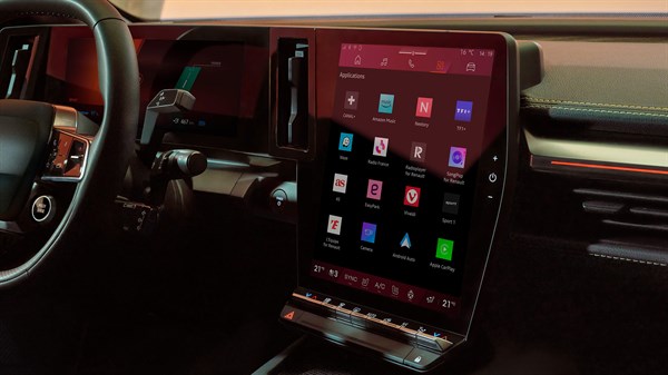 unutrašnjost vozila Renault Megane E-Tech electric s velikim openR zaslonima i digitalnim sučeljem
