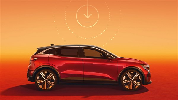 vozilo Renault Megane E-Tech electric u bočnom prikazu s naglaskom na openR link sustav i automatska ažuriranja