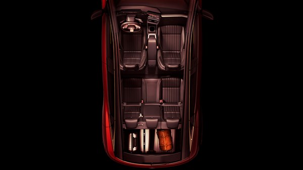 pogled iz ptičje perspektive na unutrašnjost vozila Renault Megane E-Tech electric s prikazom sjedala i prostora za pohranu uključujući prtljažnik i pretince