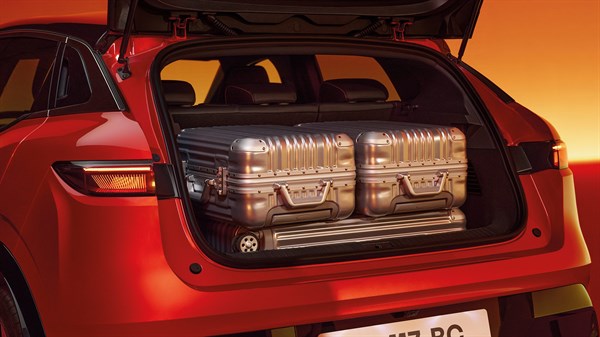 prtljažni prostor vozila Renault Megane E-Tech electric s koferima zapremnine 440 L
