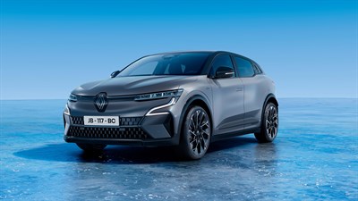 Vozilo Megane E-Tech parkirano u studijskom prostoru na plavoj pozadini. 

