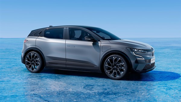 Ekskluzivna mat siva boja na vozilu Megane E-Tech electric, prikazana na plavoj podlozi.

