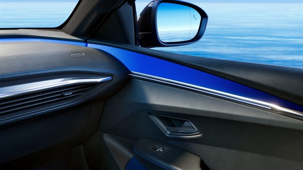 Unutrašnjost vozila Megane E-Tech electric s plavim detaljima verzije esprit Alpine.

