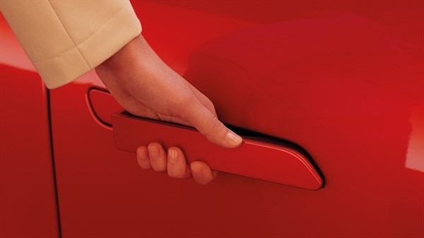 ruka otvara uvučenu ručku vrata na vozilu Renault Megane E-Tech electric u crvenoj boji