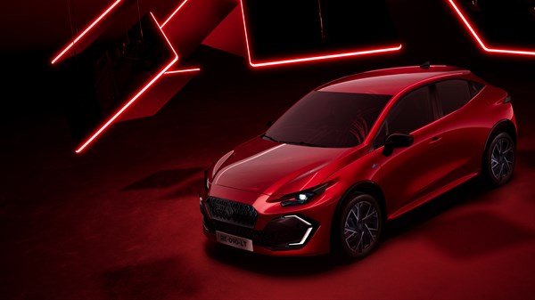 Novi Renault Clio u crvenoj boji, prikazan s bočne strane u prostoru s crvenim svjetlosnim detaljima.