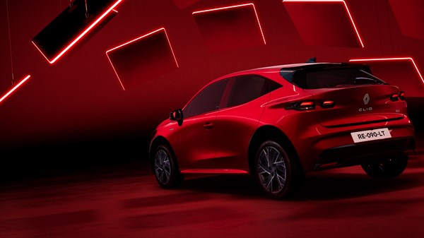 Stražnji dio novog Renault Clio vozila u crvenoj boji, prikazan u prostoru s crvenim svjetlosnim efektima.