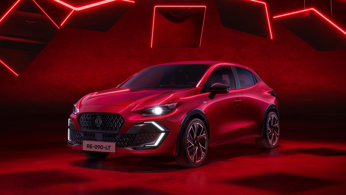 Crveni Renault Clio u osvijetljenom crvenom okruženju.