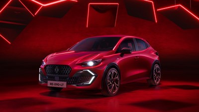 Crveni Clio u modernoj studijskom okviru.
