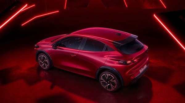 Novi Renault Clio u crvenoj boji, bočni pogled s naglašenim 18-inčnim naplatcima.