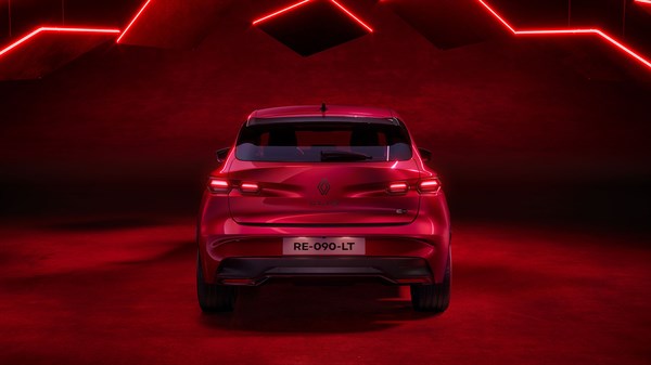 Stražnji pogled na novi Renault Clio u crvenoj boji, s istaknutim svjetlima i logotipom.