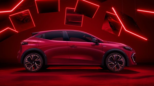 Novi Renault Clio u crvenoj boji, bočni pogled s naglašenim linijama krova i stražnjim spojlerom.