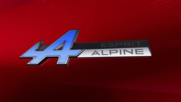 Detaljan prikaz oznake esprit Alpine na crvenoj pozadini.
