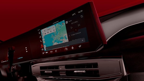 Multimedijski zaslon novog Renault Clio vozila s prikazom navigacije i modernog sučelja, uz Harman Kardon audio sustav.