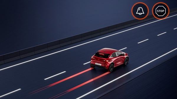 Novi Renault Clio u vožnji s prikazom pomoći pri naglom kočenju i ikonom za pokretanje videa.