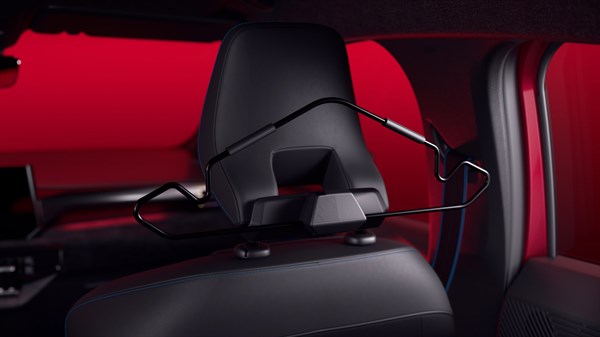 Unutrašnjost vozila Renault Clio snimljena straga, s prikazanom YouClip vješalicom pričvršćenom na naslon za glavu prednjeg sjedala.