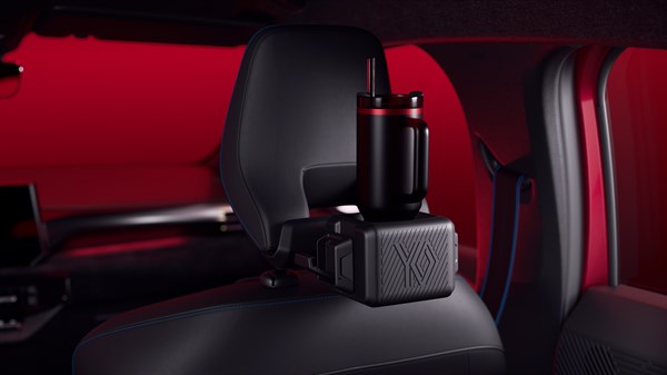 Unutrašnjost vozila Renault Clio prikazana straga, s YouClip 3-u-1 dodatkom postavljenim na naslon za glavu, uključenim držalom za čaše i LED lampom.