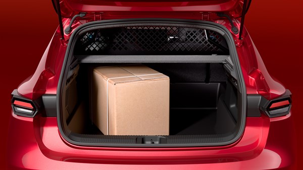 Prtljažnik vozila Renault Clio s postavljenim montažnim kompletom za poslovna vozila, prikazan s plastičnom podlogom, zaštitnom rešetkom i kutijom u prtljažnom prostoru.