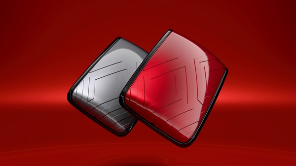 Dvije maskice za ključeve na crvenoj podlozi, sive i crvene boje