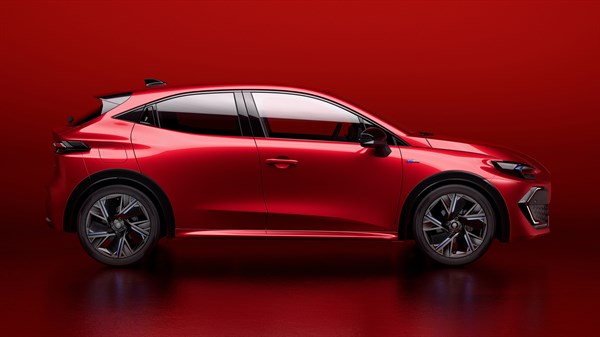 Bočni pogled na crveno vozilo Renault Clio s istaknutim prednjim profilom i elegantnim linijama.