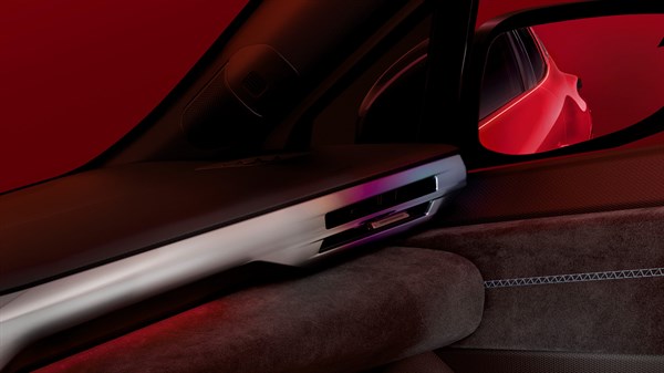 Detalj interijera vozila s dekorom u nijansi spectral titanium na rubu armaturne ploče.