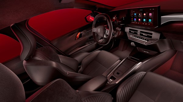 Unutrašnjost vozila s modernom armaturnom pločom, ergonomskim sjedalima i toplim ambijentalnim osvjetljenjem.