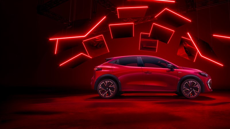 Vozilo prikazano u studiju s crvenim ambijentalnim osvjetljenjem i visećim svjetlosnim instalacijama, naglasak na održiv dizajn verzije Esprit Alpine.